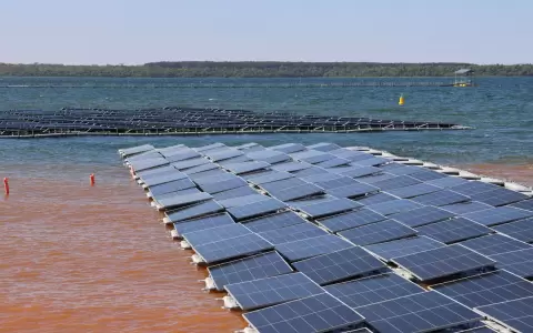 Paneles solares colocados en el embalse de la represea binacional Itaip�.