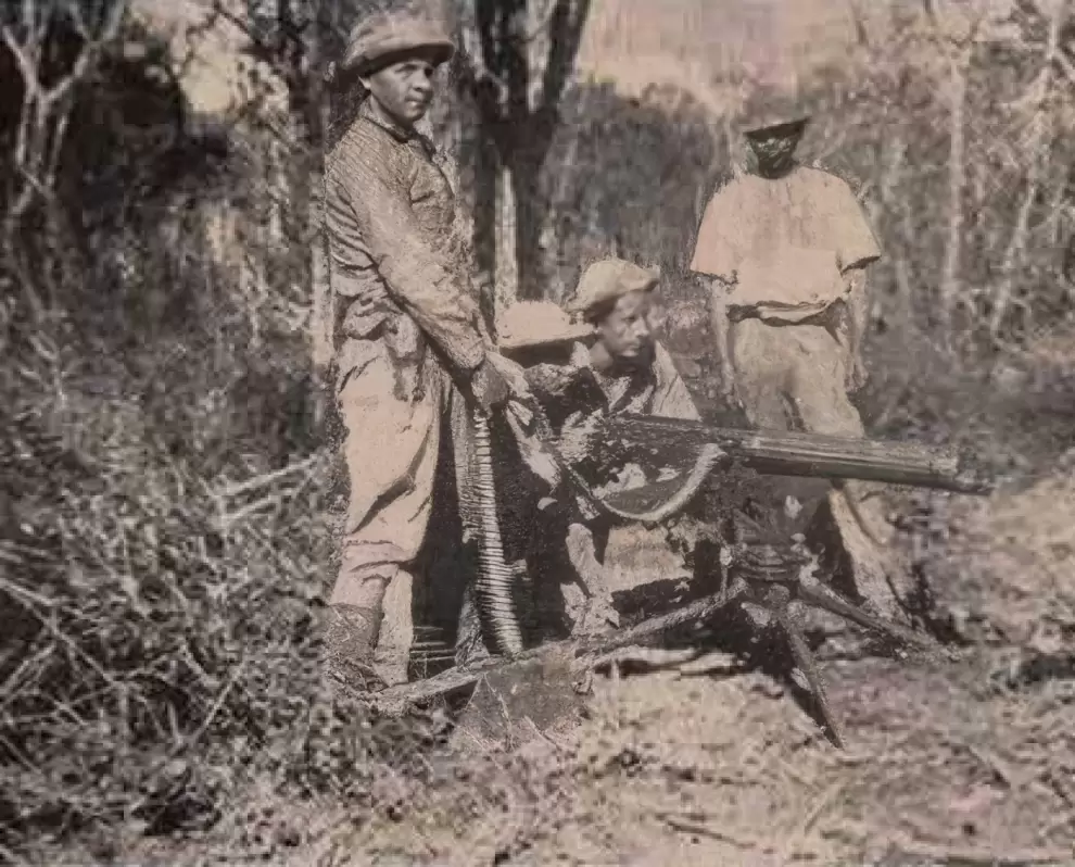 Soldados con ametralladora pesada en Boquer�n. Gustavo Avalos. Memorias de la Guerra del Chaco.