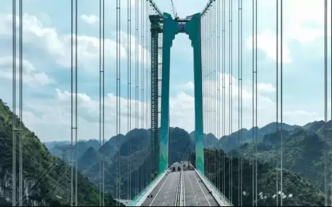 El puente Huajiang Grand Canyon tard� tres a�os en ser construido.