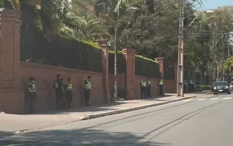 Polic�a frente a casa de HC.