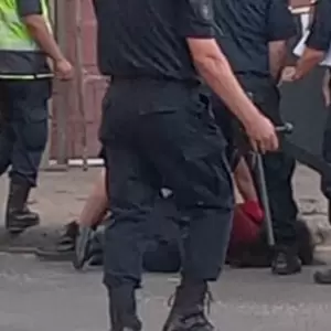 Enfermera detenida por polic�as en incidentes de la marcha de la Generaci�n Z