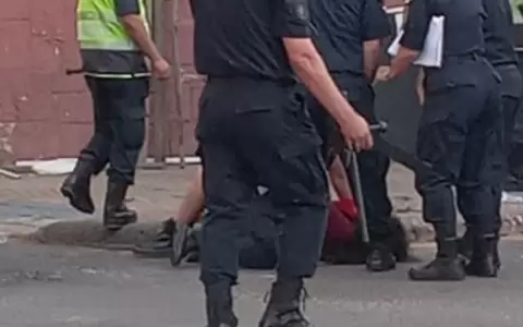 Enfermera detenida por polic�as en incidentes de la marcha de la Generaci�n Z