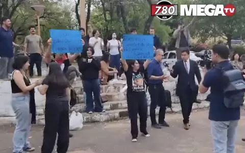 Grupo de j�venes de la Generaci�n Z frente a la Agrupaci�n Especializada.