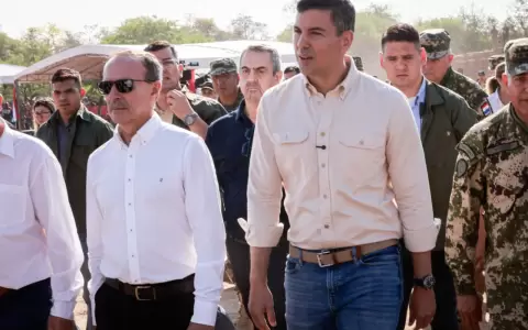 Santiago Pe�a y autoridades durante el acto de conmemoraci�n del 93� Aniversario de la victoria de la Batalla de Boquer�n y D�a del Soldado paraguayo.