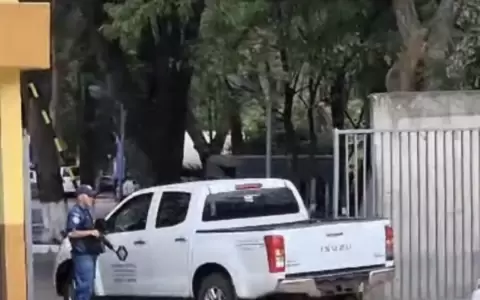 Camioneta del Ministerio P�blico ingresando a la Agrupaci�n Especializada.