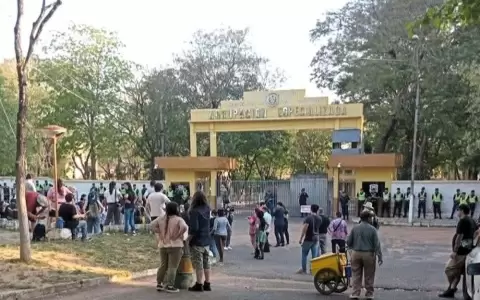 La vigilia fue frente a la Agrupacion Especializada, donde estaban j�venes ilegalmente recluidos.