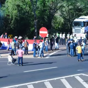 Cañicultores retoman el bloqueo en la Ruta PY02 con más gremios y camiones