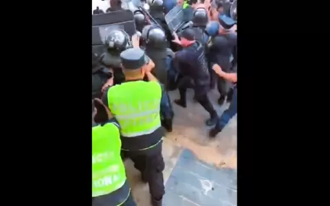 Represi�n policial a manifestantes de la Generaci�n Z Paraguay.