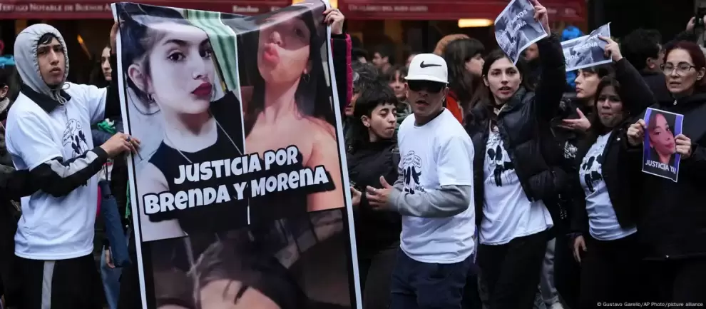 La organización feminista "Ni Una Menos" y familiares de las víctimas encabezaron una multitudinaria movilización en Buenos Aires para exigir justicia