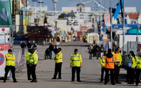 Personal de seguridad bloquea el acceso al Oktoberfest en M�nich.