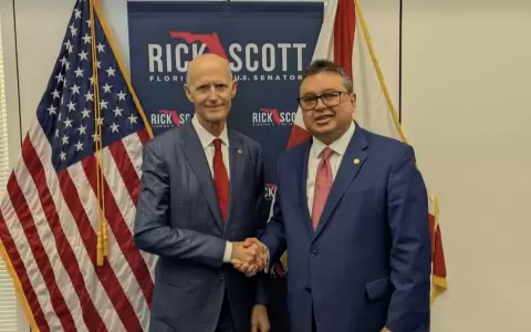 El senador de EE. UU., Rick Scott y el embajador paraguayo Gustavo Leite.