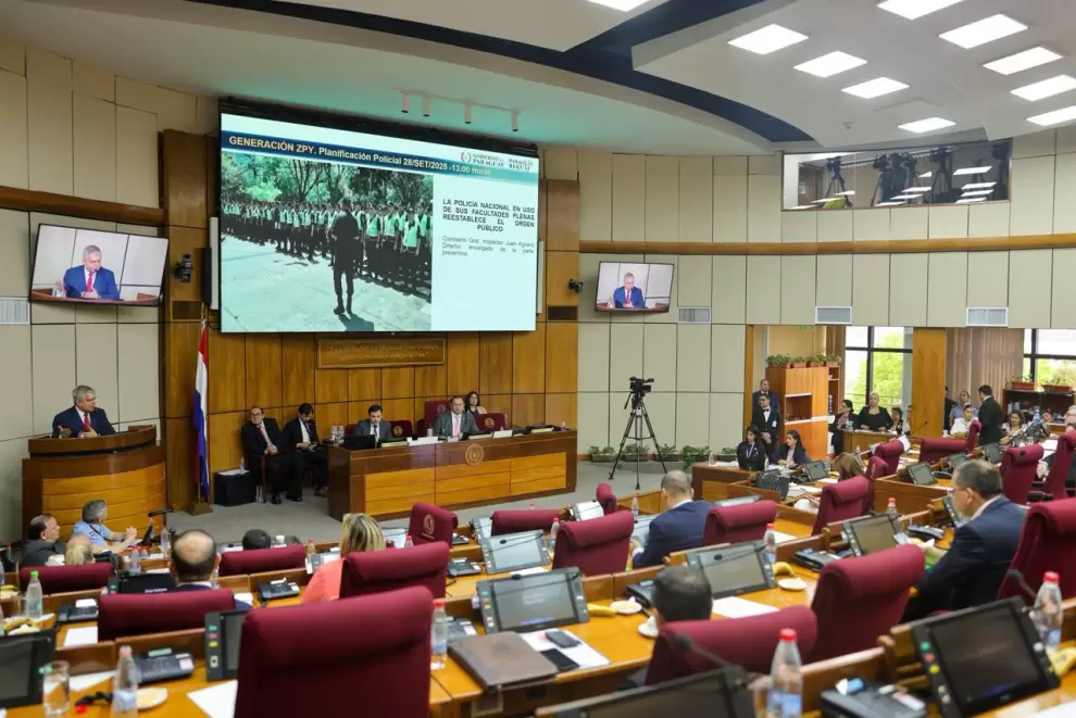 Ministro del Interior, Enrique Riera exponiendo ante los senadores.