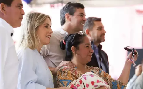 Leticia Ocampos y Santiago Pe�a durante acto de gobierno.