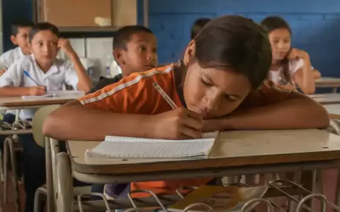 El comunicado dela ministra de Educaci�n dice que la prohibici�n abarca"todos los centros educativos p�blicos y dependencias de esa cartera de Estado"