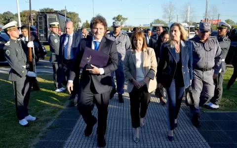 El presidente de Argentina, Javier Milei y la la ministra de Seguridad (centro) Patricia Bullrich