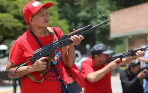 Maduro envi� militares a las barriadas populares para entrenar a los militantes del chavismo en el manejo de armas, en medio de la tensi�n con EE.UU.