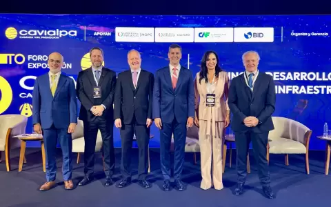 Santiago Pe�a y parte de su gabinete en el Foro Cavialpa.