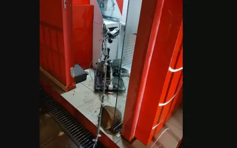 En el lugar quedaron rastros del intento, incluyendo da�os en la estructura del cajero.