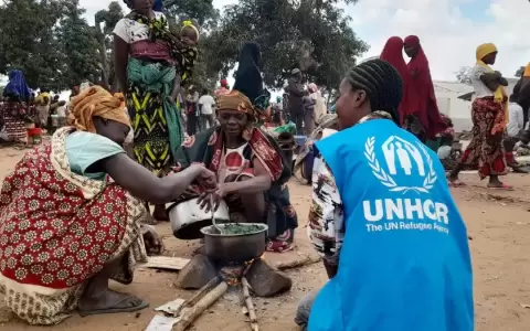 Trabajadora de Acnur brinda asistencia a v�ctimas del terrorismo en Chi�re, Cabo Delgado, Mozambique