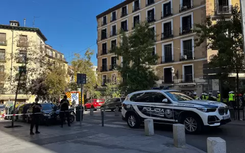 Once dotaciones de Bomberos trabajan en el derrumbe parcial de un edificio en la zona de �pera