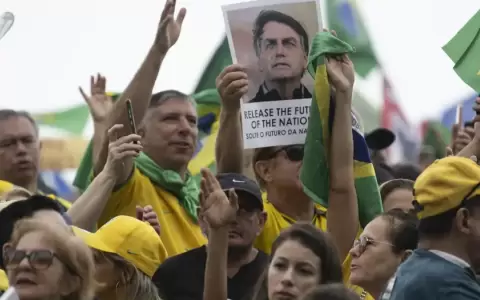 Jair Bolsonaro, de 70 a�os, est� en prisi�n domiciliaria tras ser condenado en septiembre a 27 a�os de prisi�n.
