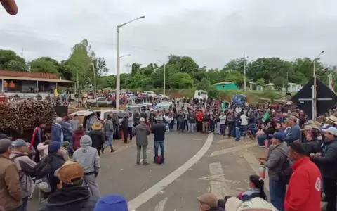 Los ca�icultores realizan cortes intermitentes sobre la Ruta PY02.