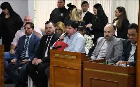 Vecinos reclaman y la Comuna eval�a rescindir a la empresa constructora.