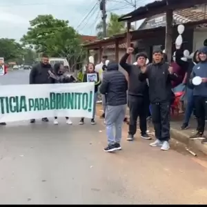 Familiares del motochorro asesinado por motobolt protestan frente a la Fiscalía de Luque