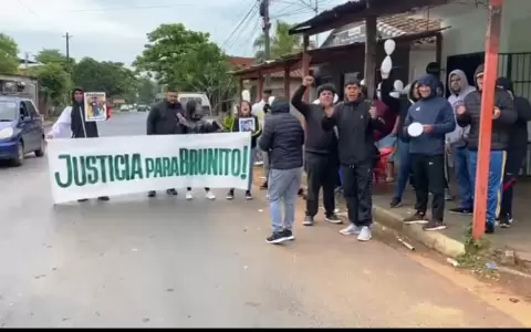 Familiares y amigos de Bruno exigen justicia frente a la Fiscal�a de Luque.