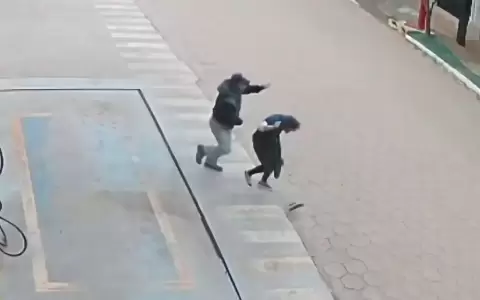 Momento en que el hombre agrede a su expareja en plena calle.