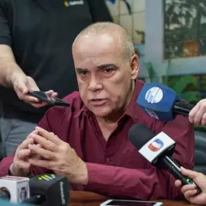 "Bachi" pide a oficialistas que apoyan a China Continental, replanteen su continuidad en Honor Colorado