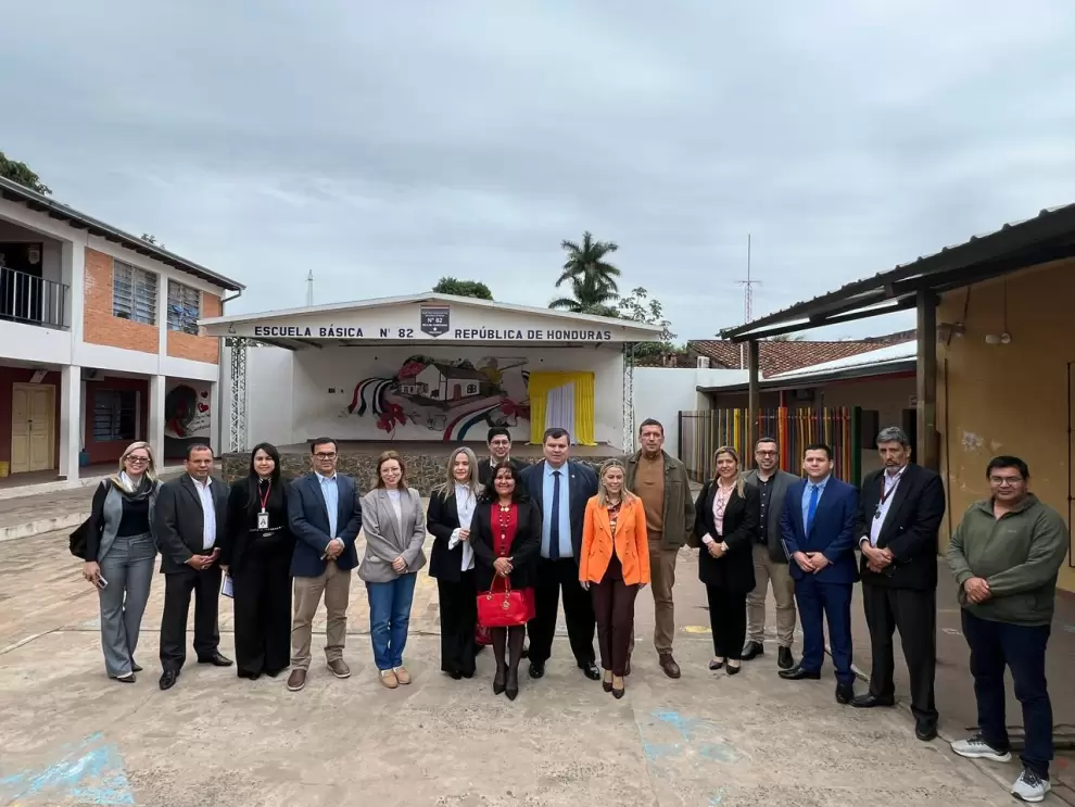 Verificaci�n in situ de entrega de almuerzo escolar en Ypacara�.