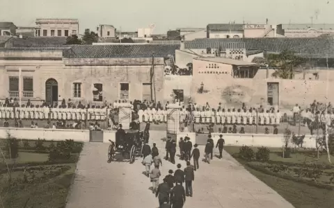 Afueras del Palacio de los L�pez en 1904.