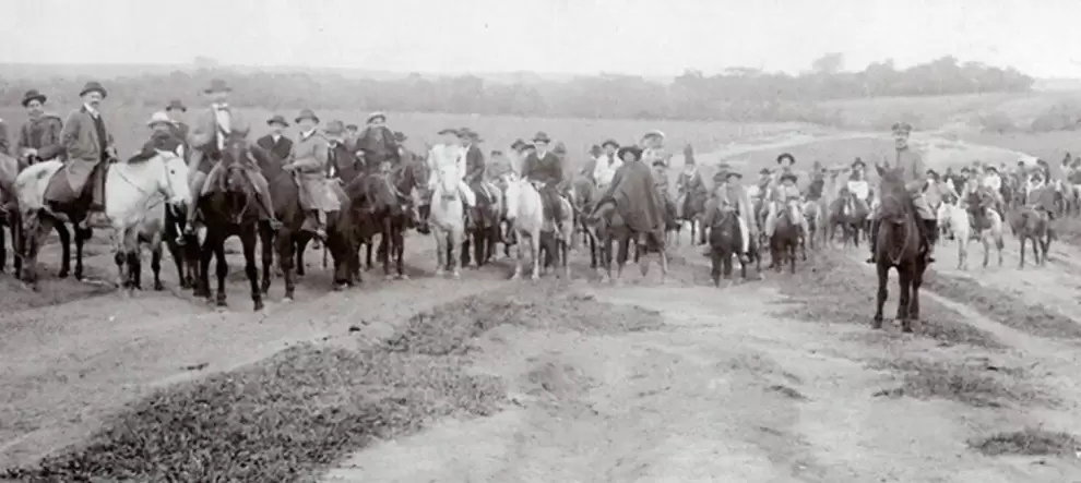 El General Ferreira y su Jefe de Estado Mayor, Pastor Cabañas Saguier, en caravana de revolucionarios, recorriendo la zona de Villeta.