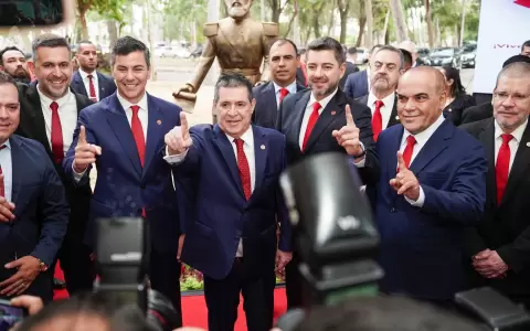 Horacio Cartes con su primer anillo.