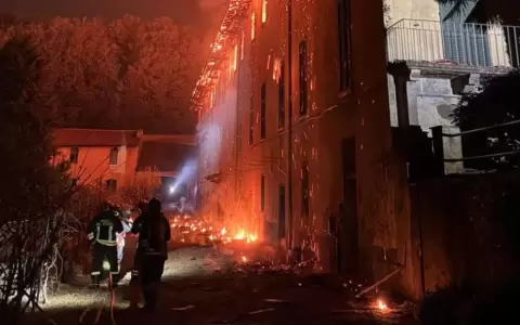 Los bomberos italianos, durante las labores de extinci�n del incendio.