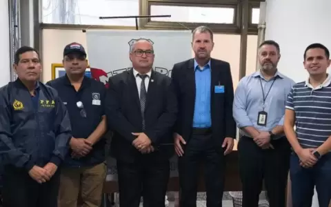 Ciudadano checo Petr Wolf (tercero de la izquierda) fue extraditado desde Paraguay.
