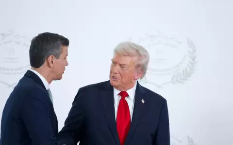 Santiago Pe�a saludando a Donald Trump.