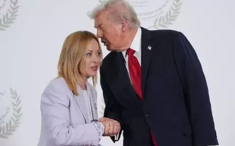 Giorgia Meloni junto a Donald Trump.