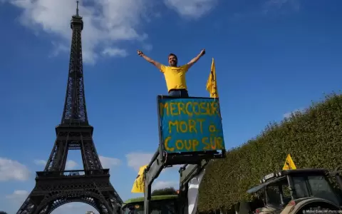 La Confederaci�n Campesina, el tercer sindicato en Francia, convoc� la protesta para urgir al mandatario a defender a sus agricultores.
