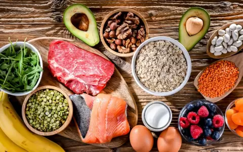 Estudio revela que alternar entre comida saludable y ultraprocesados puede anular los beneficios de frutas, verduras y fibra sobre la microbiota.