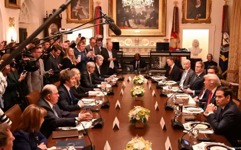 Donald Trump, Javier MIlei y sus delegaciones durante la reuni�n bileral en Washington el martes (14.10.2025)