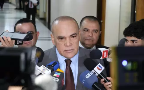 Basilio "Bachi" N��ez.