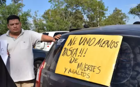 Choferes de plataformas protestan frente al Congreso exigiendo una ley que frene los asesinatos y asaltos en su actividad.