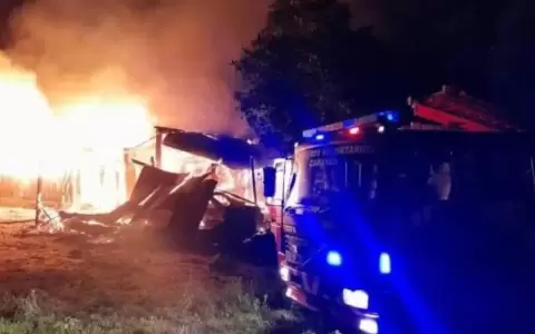 Los bomberos trabajaron para controlar el fuego que destruy� por completo la vivienda del anciano.