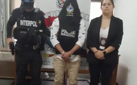 El ciudadano chileno fue entregado a las autoridades de su pa�s bajo custodia policial. image 2025-10-16 at 07.01.52