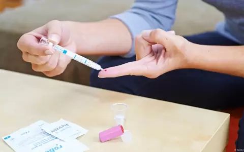 Diagn�stico m�dico mediante an�lisis de sangre. El autotest de VIH es una prueba r�pida que se puede realizar desde casa.