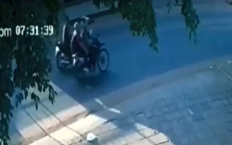 Momento exacto en el que se habr�a producido el supuesto hurto del tel�fono celular del "Motobolt", que termin� con la vida de Bruno Acosta.