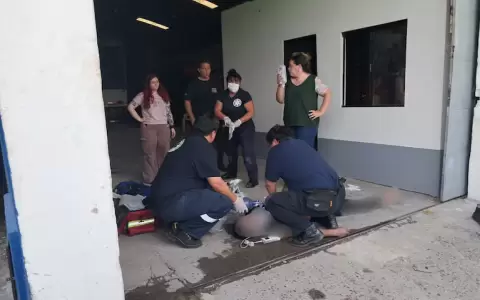 El trabajador recibi� una descarga el�ctrica fatal al abrir el port�n del local de eventos.