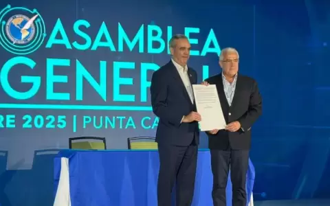El presidente de Rep�blica Dominicana, Luis Abinader, junto al titular de la SIP, Jos� Roberto Dutriz, sostienen la Declaraci�n de Salta II.